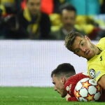 Lo Celso y Robertson, en la pelea por un balón en el Liverpool - Villarreal