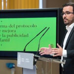 El ministro de Consumo, Alberto Garzón, presenta un protocolo con el sector del juguete para impulsar la igualdad