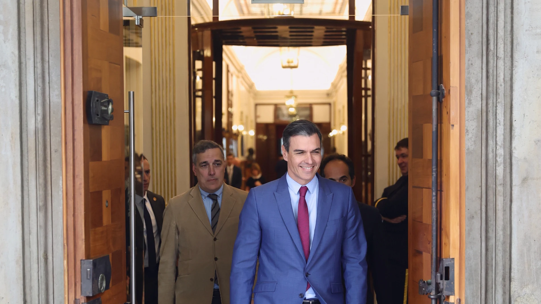 El presidente del Gobierno, Pedro Sánchez, a su salida de una sesión plenaria, en el Congreso de los Diputados