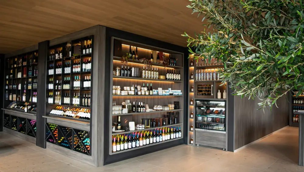Una de las tiendas de Vegamar, donde se pueden encontrar una gran variedad de vinos y productos gourmet