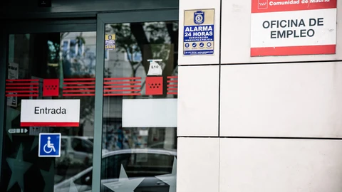 Entrada de la Oficina de Empleo de Méndez Álvaro, en Madrid