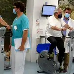 El enfermero Carlos Brenes y los doctores Luis Serratosa y Esther Merino en el gimnasio de Rehabilitación de Quirónsalud Madrid