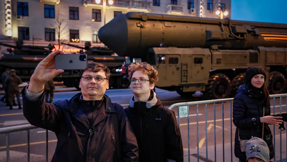 Dos rusos se hacen una foto frente al misil balístico intercontinental RS-24 Yars durante el desfile de Día de la Victoria en Moscú