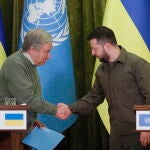 El Secretario General de la ONU, Antonio Guterres, junto al presidente de Ucrania, Volodimir Zelenski