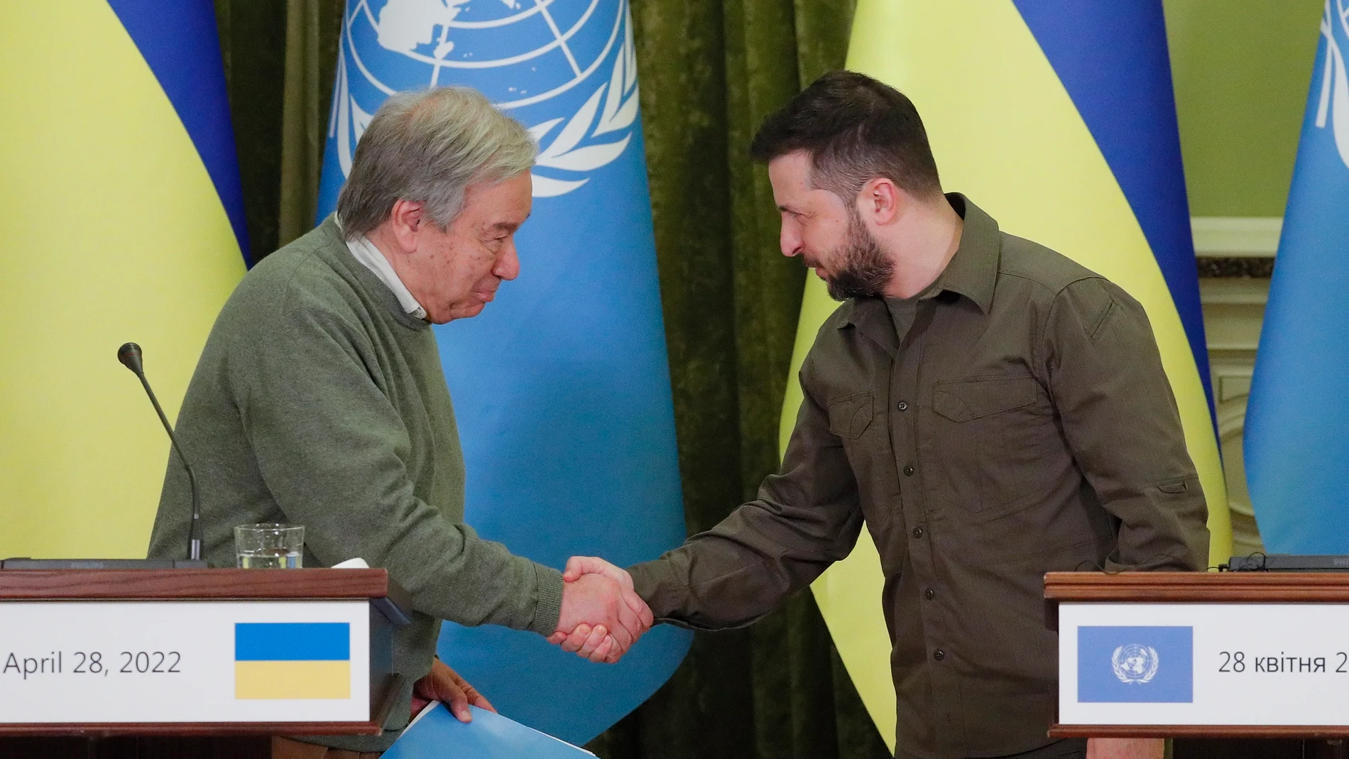 El Secretario General de la ONU, Antonio Guterres, junto al presidente de Ucrania, Volodimir Zelenski