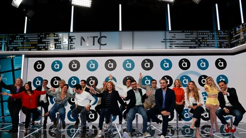Foto de familia de presentadores y actores de À Punt junto al director, Alfred Costa (d), durante el acto de presentación este jueves de los estrenos de la programación de la televisión autonómica valenciana del segundo y tercer trimestres