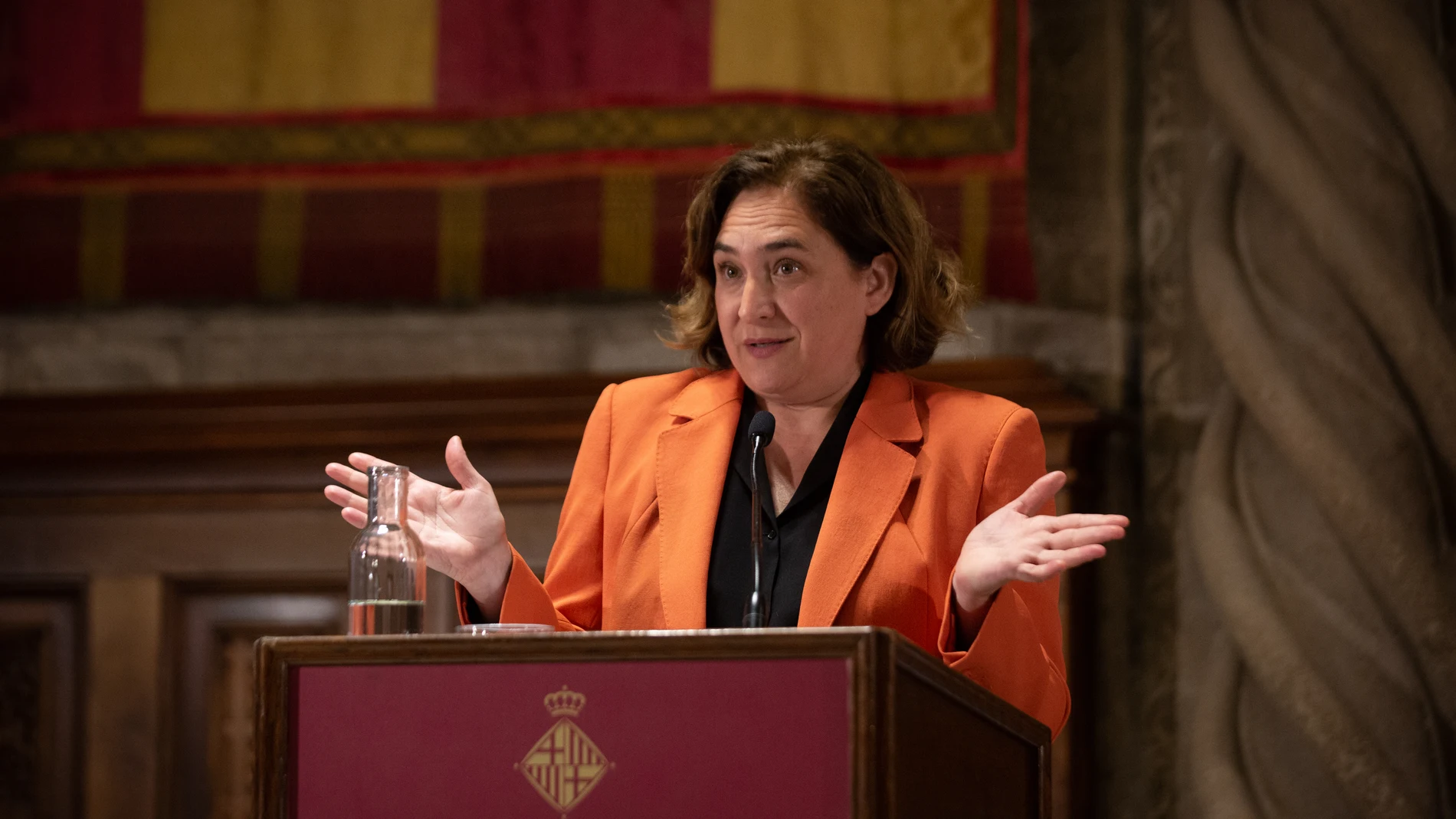 La alcaldesa de Barcelona, Ada Colau, interviene en una rueda de prensa ayer en el Consistorio