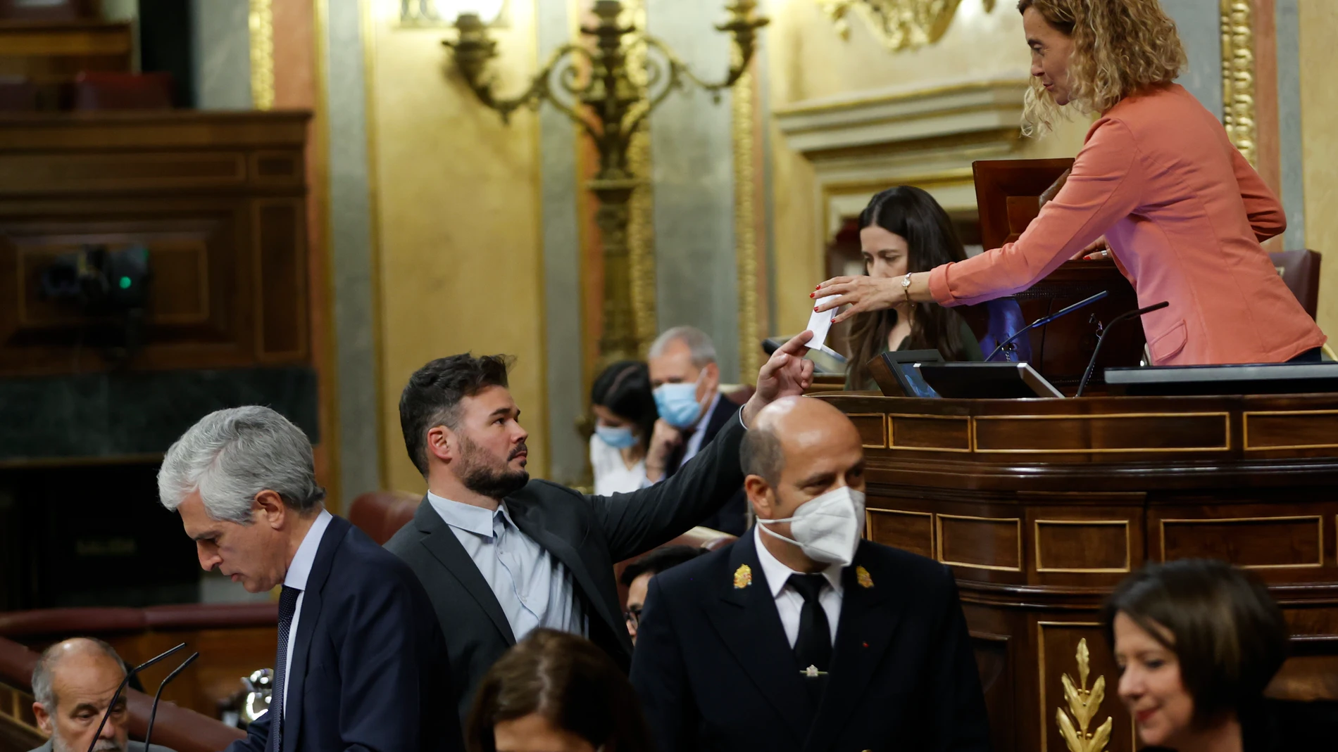 El portavoz parlamentario de ERC, Gabriel Rufián (c), entrega su voto para los integrantes de la comisión de secretos oficiales a la presidenta del Congreso