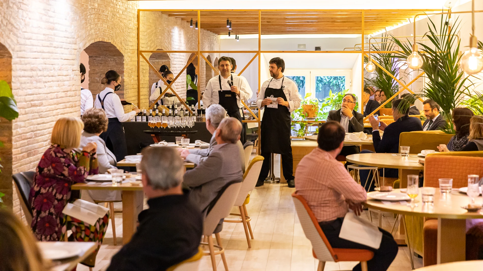 Víctor Martín y Chechu González, ayer en la jornada gastronómica "Cuatro Manos" celebrada en restaurante María de la O