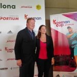 El exentrenador del FC Barcelona Ronald Koeman y la directora de la Cruyff Foundation, Pati Roura, en la presentación de la Koeman Cup de golf