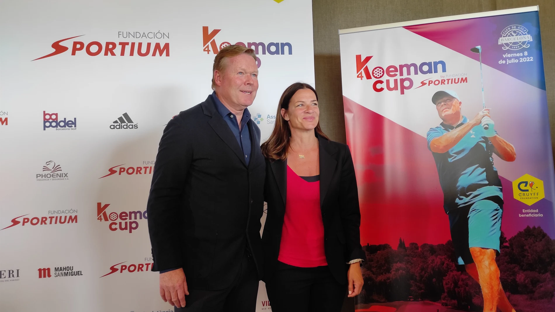 El exentrenador del FC Barcelona Ronald Koeman y la directora de la Cruyff Foundation, Pati Roura, en la presentación de la Koeman Cup de golf