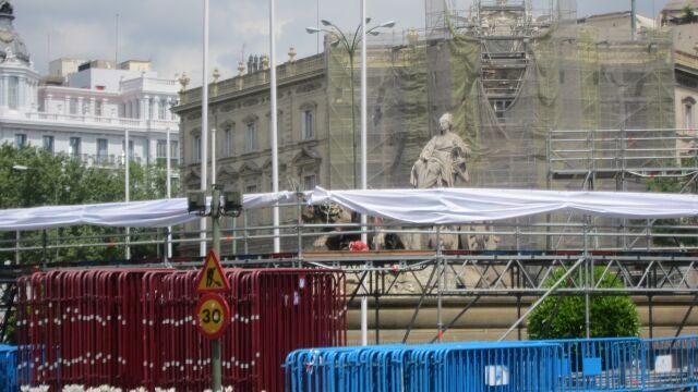 Operarios del Ayuntamiento de Madrid vallaron este miércoles la fuente de la diosa Cibeles para evitar que sea dañada
