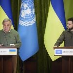 Imagen ofrecida por el Gobierno de Volodimir Zelenski, a la derecha, junto al secretario de Naciones Unidas Antonio Guterres ayer durante una rueda de prensa en Kiev