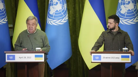 Imagen ofrecida por el Gobierno de Volodimir Zelenski, a la derecha, junto al secretario de Naciones Unidas Antonio Guterres ayer durante una rueda de prensa en Kiev