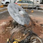 Imagen del supuestos OVNI junto a una motocicleta que ha quedado destrozada por el impacto
