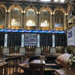 MADRID, 28/04/2022.- La bolsa española ha subido este jueves el 0,41 % y ha recuperado el nivel de los 8.500 puntos animada por la subida de la mayoría de los grandes valores y de las plazas internacionales, según datos del mercado. El indice de referencia del mercado nacional, el IBEX 35, ha ganado 34,5 puntos, ese 0,41 %, hasta los 8.51,2 puntos. EFE/ Vega Alonso Del Val