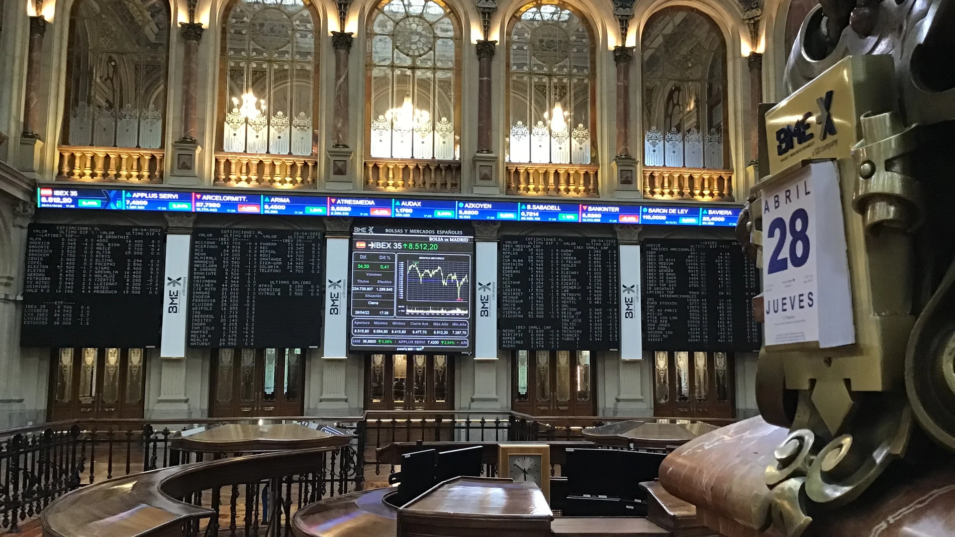 MADRID, 28/04/2022.- La bolsa española ha subido este jueves el 0,41 % y ha recuperado el nivel de los 8.500 puntos animada por la subida de la mayoría de los grandes valores y de las plazas internacionales, según datos del mercado. El indice de referencia del mercado nacional, el IBEX 35, ha ganado 34,5 puntos, ese 0,41 %, hasta los 8.51,2 puntos. EFE/ Vega Alonso Del Val