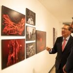 El presidente de la Fundación Cajasol, Antonio Pulido, y el comisario de la muestra, Raphael Días E Silva, en la inauguración de la exposición 'World Press Photo'