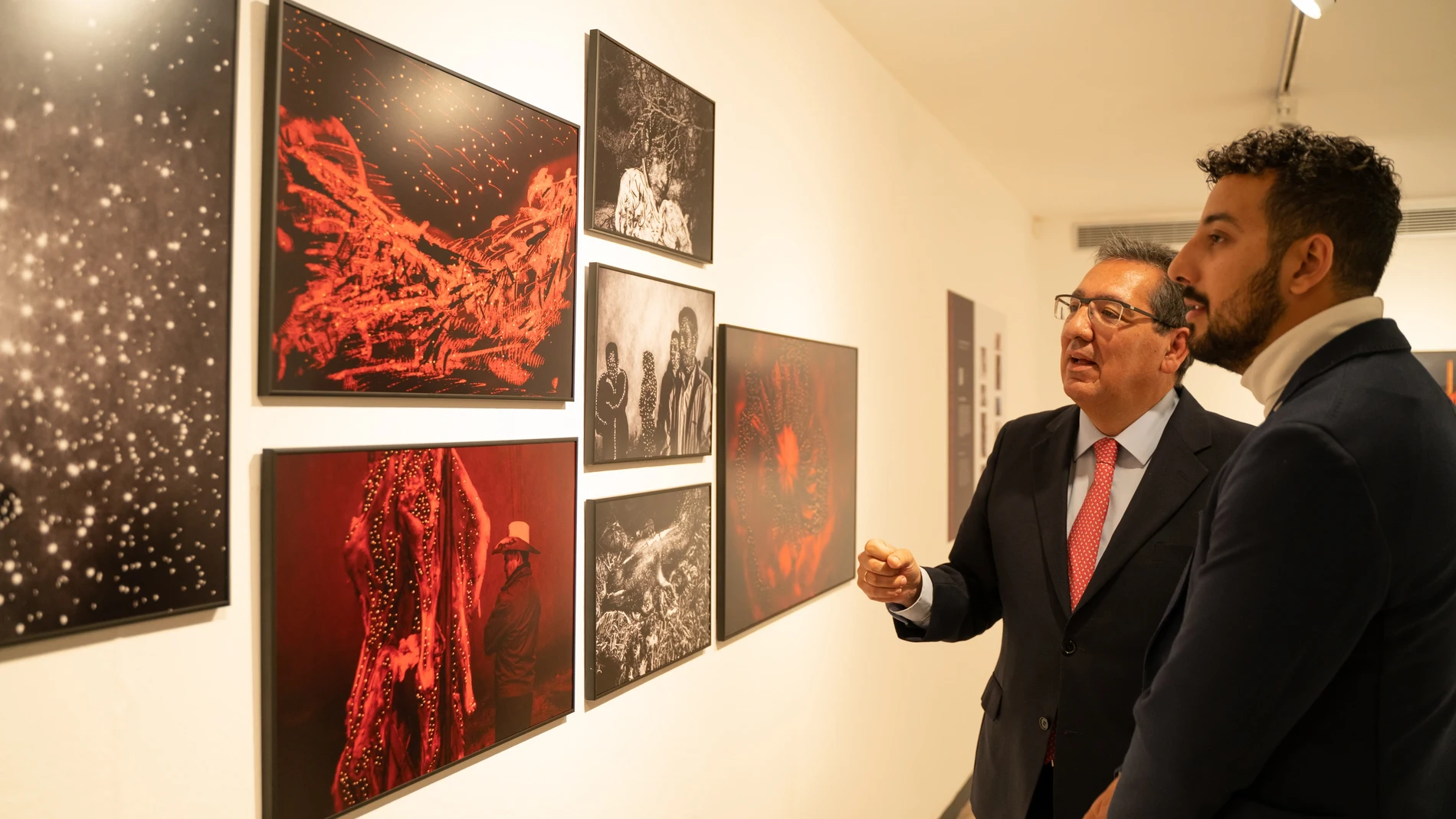 El presidente de la Fundación Cajasol, Antonio Pulido, y el comisario de la muestra, Raphael Días E Silva, en la inauguración de la exposición 'World Press Photo'