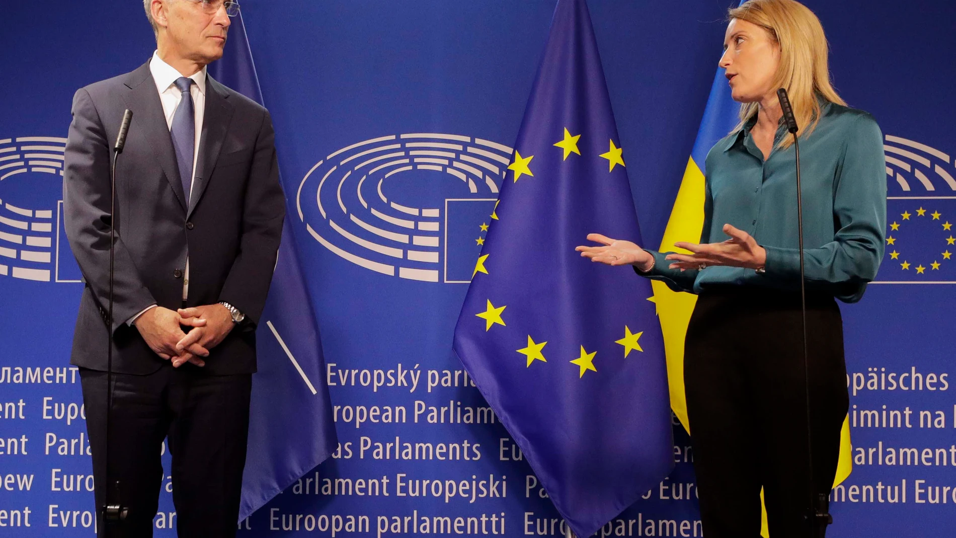 El secretario general de la OTAN, Jens Stoltenberg, junto a la presidenta de la Eurocámara, Roberta Metsola, este jueves en Bruselas
