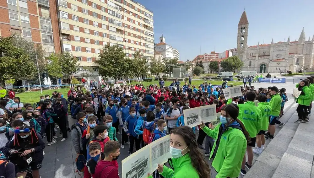 Estudiantes participantes en el Día de la Educación Física en la Calle