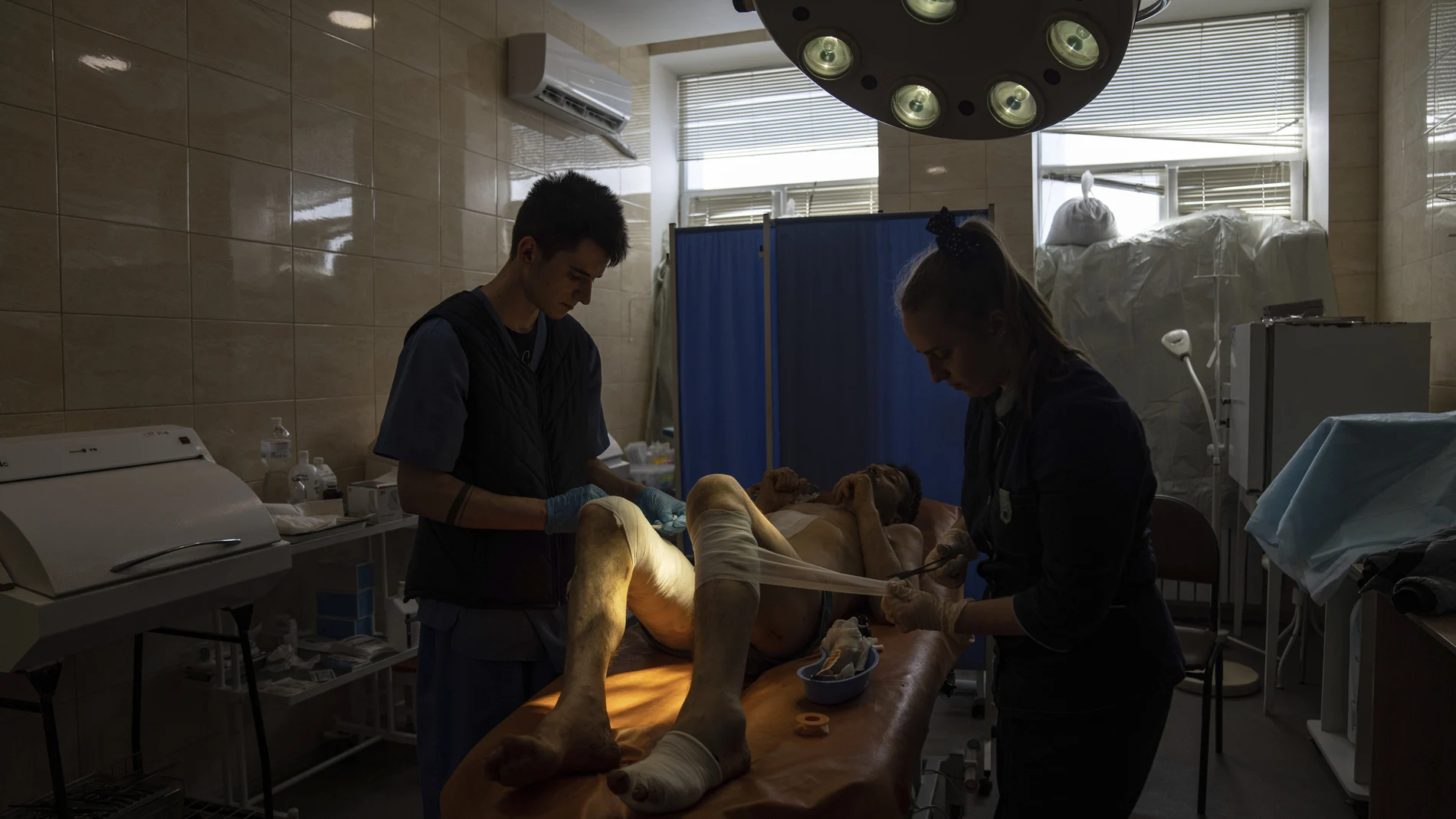 Sanitarios tratan las heridas de Volodymyr Nikiforov, 40, que fue alcanzado cerca de Barvenkove, en un hospital de Kramatorsk