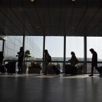 Pasajeros con sus equipajes en el aeropuerto de Ben Gurion