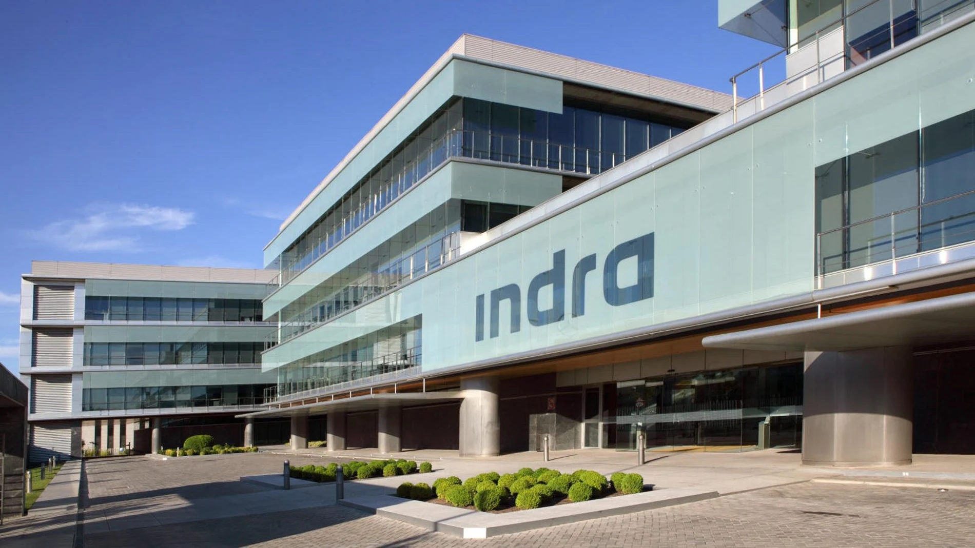 Fachada de la sede central de Indra en Madrid