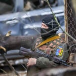KIEV (UCRANIA), 29/04/2022.- Un hombre armado permanece apostado en una zona donde hace horas impactaron misiles rusos este viernes, 29 de abril de 2022, en Kiev (Ucrania). EFE/Miguel Gutiérrez