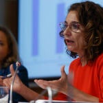 La ministra de Hacienda y Función Pública, María Jesús Montero, y la vicepresidenta primera y ministra de Asuntos Económicos, Nadia Calviño