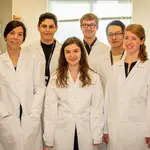 Pilar Baldominos (Centro) con parte de sus compañeros de laboratorio en el Dana-Farber Cancer Institute