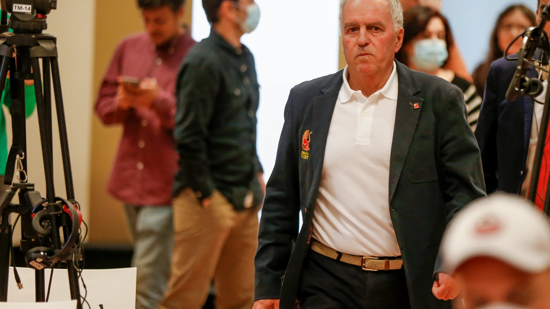 El presidente de la Federación española de rugby, Alfonso Feijóo, antes de la rueda de prensa este viernes tras la descalificación de la selección masculina del Mundial 2023 por alineación indebida EFE/Víctor Casado.
