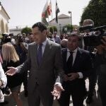 El presidente en funciones de la Junta de Andalucía, Juanma Moreno, durante la visita realizada a la Entidad Local Autónoma de Encinarejo (Córdoba)