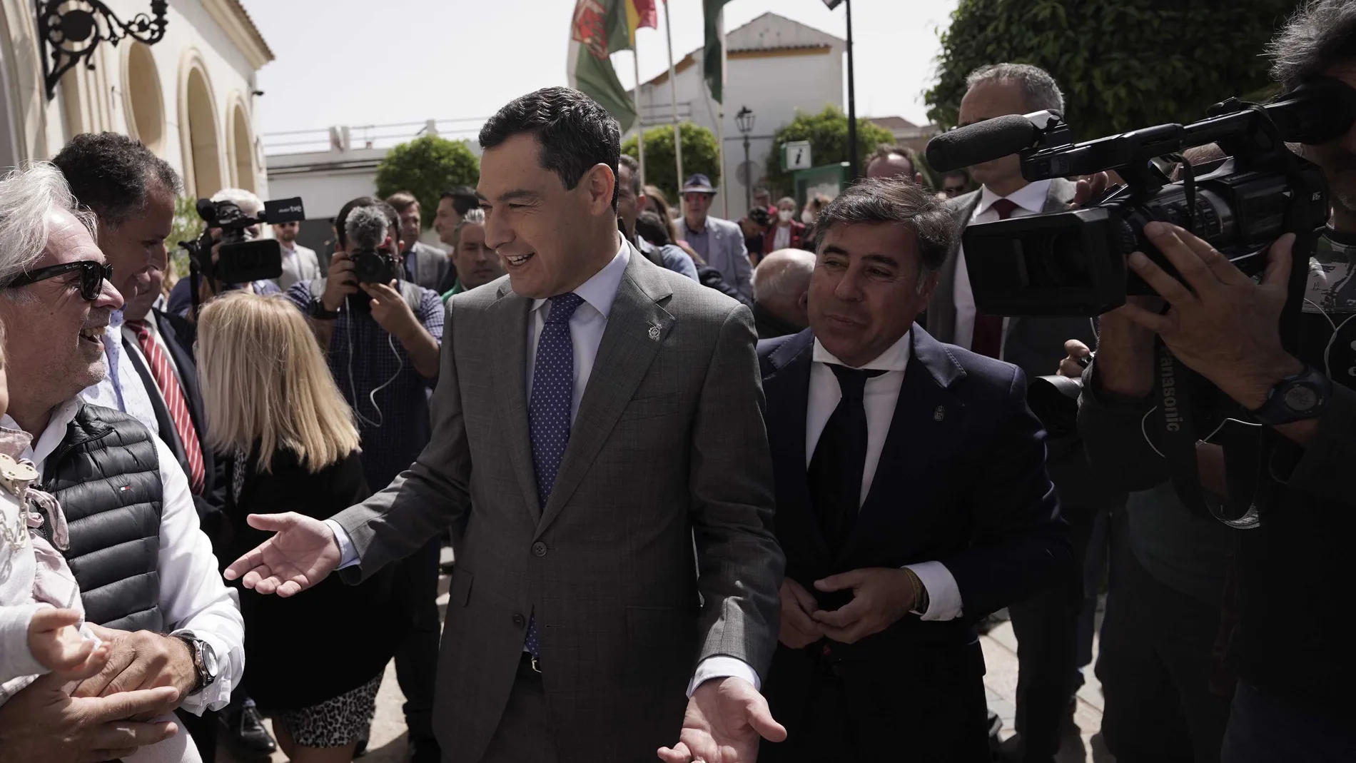 El presidente en funciones de la Junta de Andalucía, Juanma Moreno, durante la visita realizada a la Entidad Local Autónoma de Encinarejo (Córdoba)