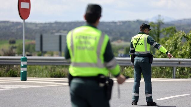 Dos agentes de la Guardia Civil de Tráfico