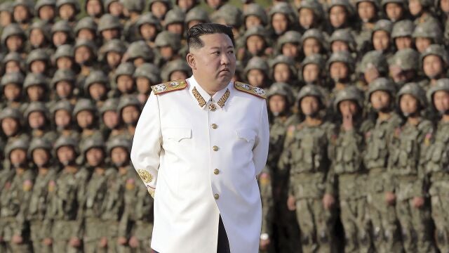 En esta foto proporcionada por Corea del Norte, Kim Jong Un asiste a una sesión de fotos con los oficiales y soldados que participaron en la celebración del 90º aniversario de la fundación del Ejército