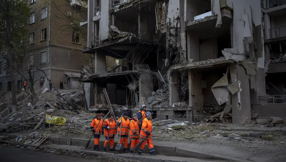 Operarios se preparan para limpiar la zona en la que cayó un misil en Kiev