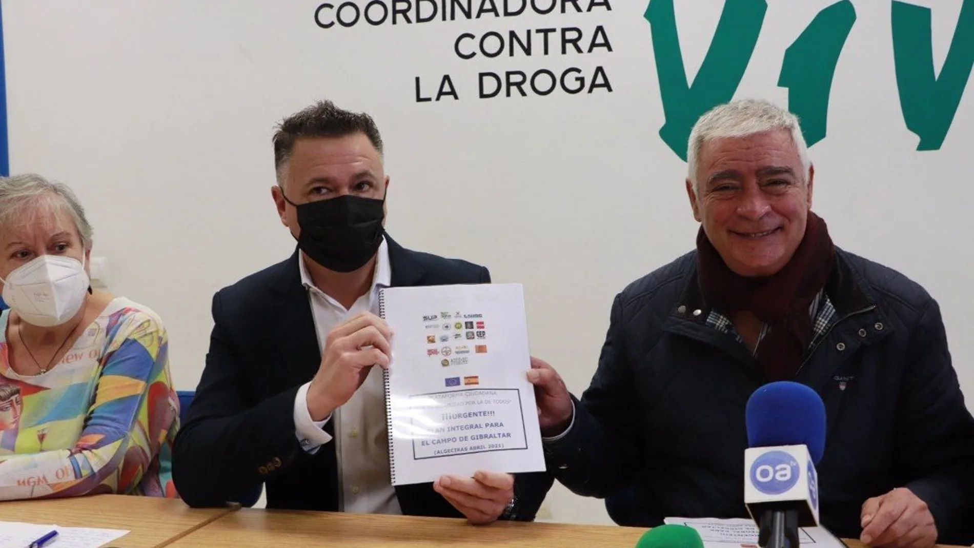 Paco Mena (a la derecha),  presidente de la Coordinadora Alternativa del Campo de Gibraltar