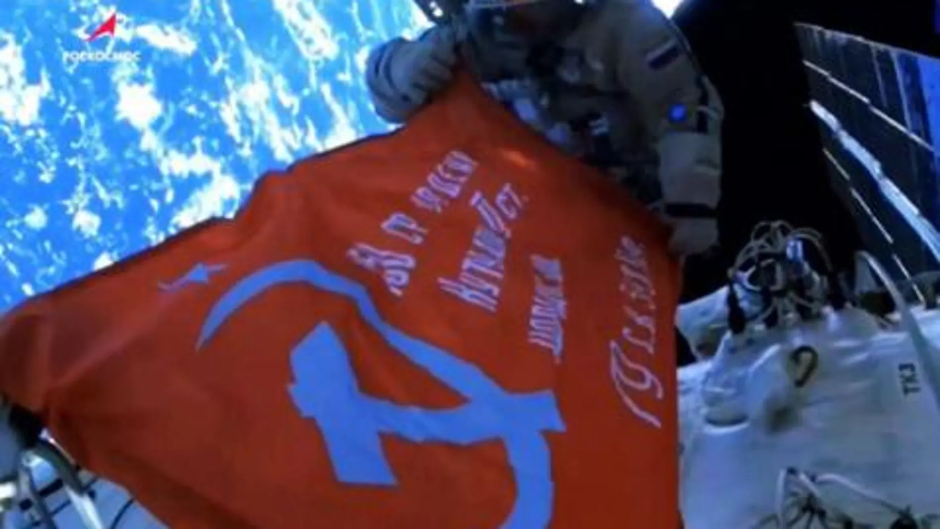 La bandera soviética desplegada en la ISS