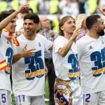 Los jugadores del Real Madrid celebran el título de Liga, al término del partido de Liga en Primera División ante el RCD Espanyol que han disputado este sábado en el estadio Santiago Bernabéu, en Madrid.