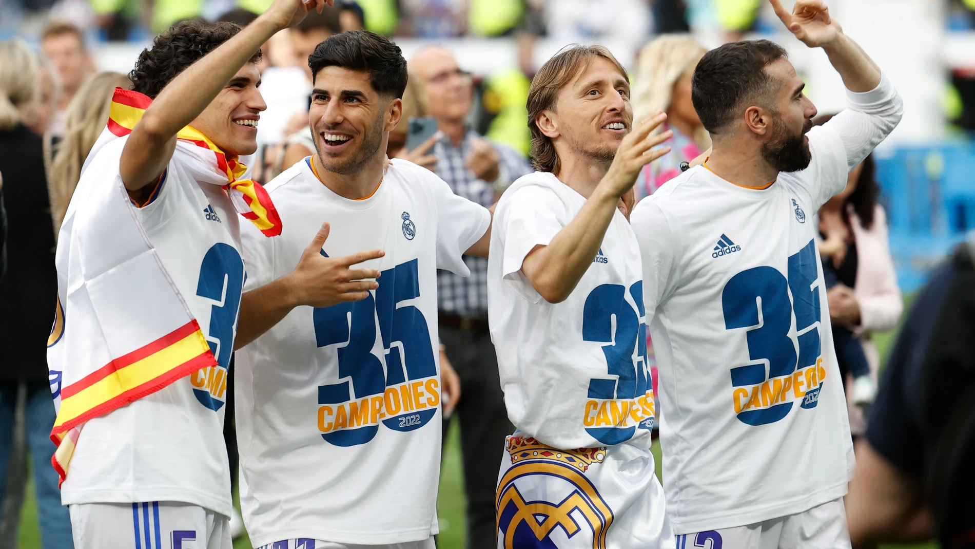 Los jugadores del Real Madrid celebran el título de Liga, al término del partido de Liga en Primera División ante el RCD Espanyol que han disputado este sábado en el estadio Santiago Bernabéu, en Madrid.
