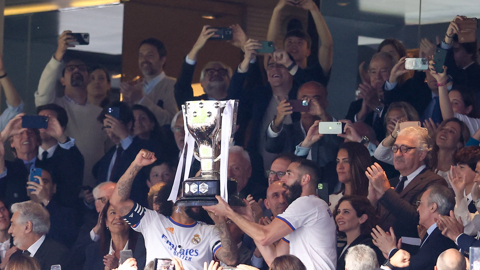 Florentino Pérez e Isabel Díaz-Ayuso, en la entrega del título de campeón de Liga al Real Madrid