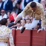 El futbolista Del Real Betis, Joaquín Sánchez, salta al ruedo para el brindis durante la sexta corrida de abono de la Temporada de Toros 2022 en la Real Maestranza de Caballería, a 30 de abril de 2022 en Sevilla