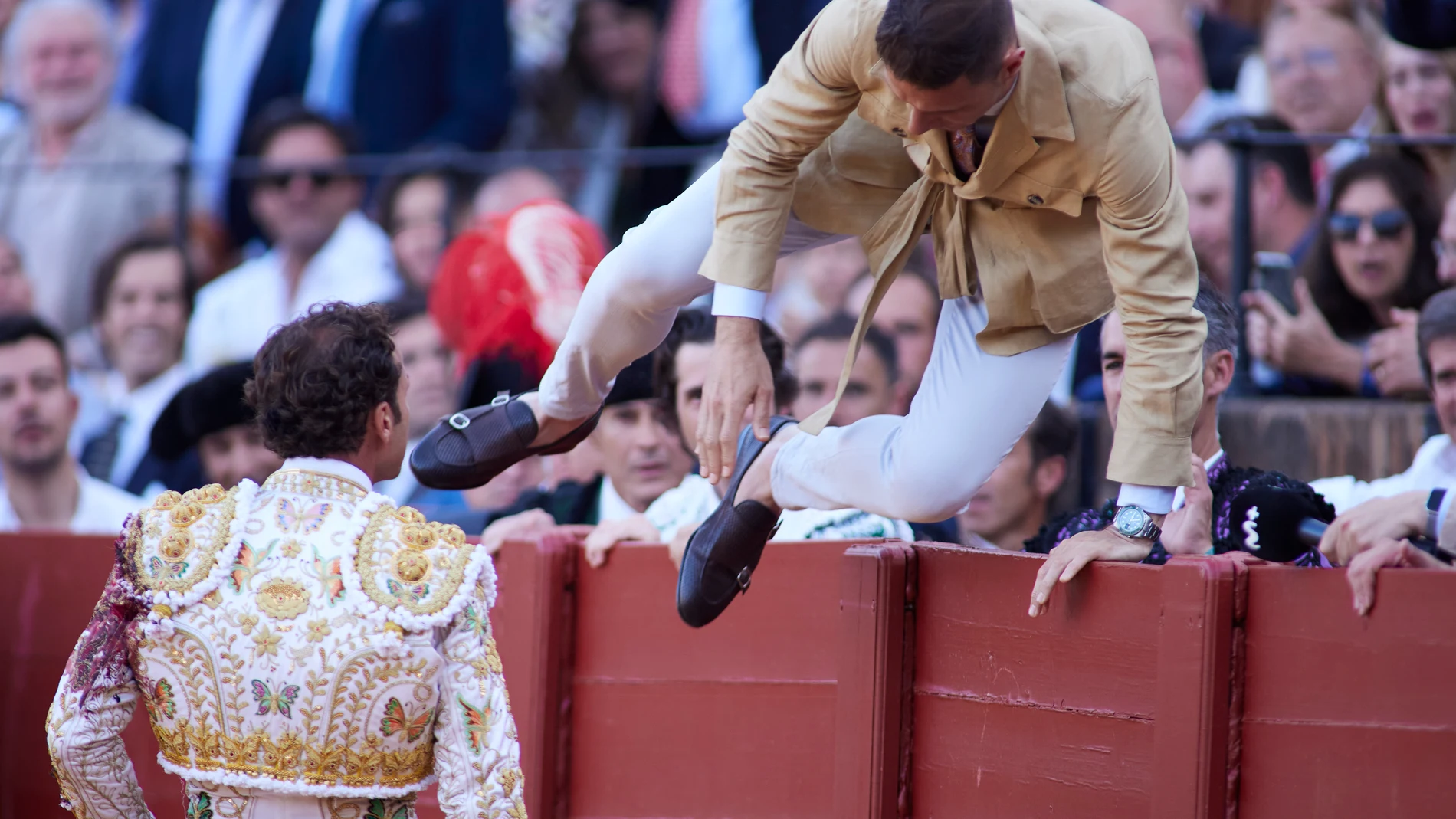 El futbolista Del Real Betis, Joaquín Sánchez, salta al ruedo para el brindis durante la sexta corrida de abono de la Temporada de Toros 2022 en la Real Maestranza de Caballería, a 30 de abril de 2022 en Sevilla