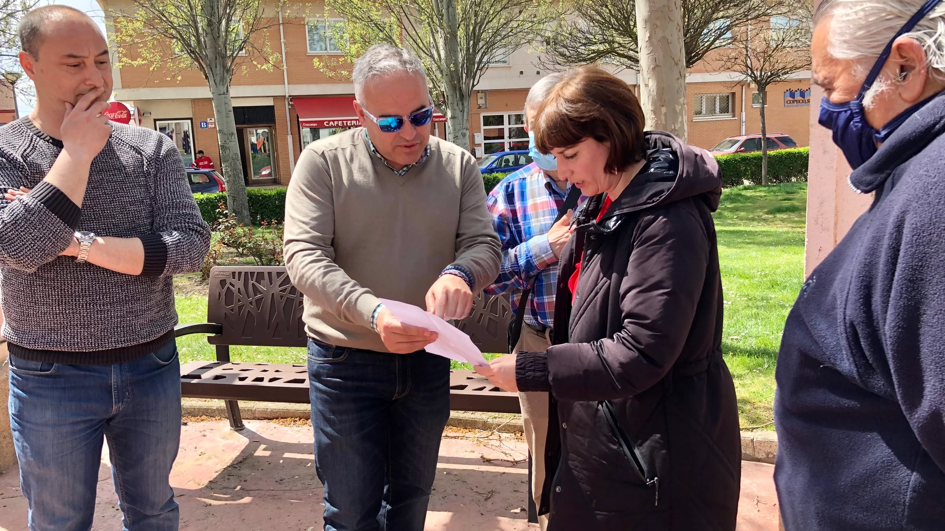 La concejala María Sánchez durante su visita al barrio de Las Flores vallisoletano