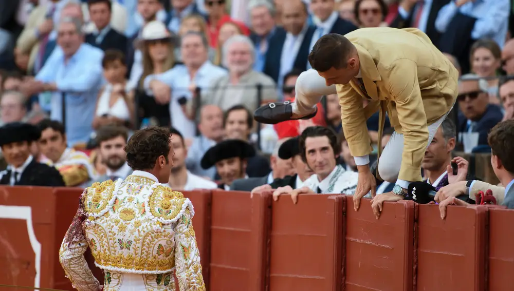 El diestro Antonio Ferrera ha brindado a su tercer toro de la tarde al futbolista Joaquín, en un mano a mano con Miguel Ángel Perera en la Plaza de La Maestranza de Sevilla, y al que ha cortado una oreja. EFE/ Raúl Caro.