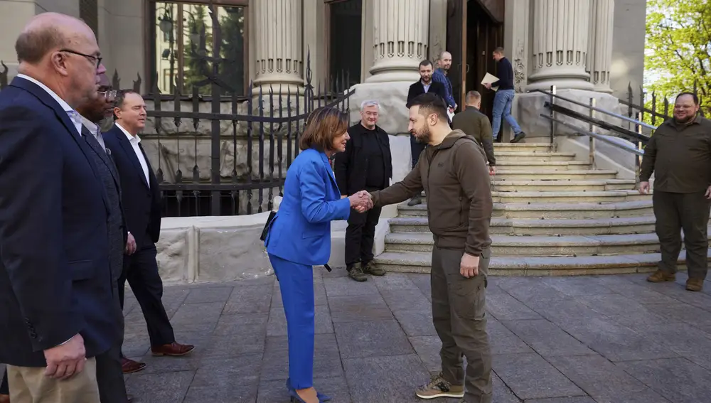 La presidenta de la Cámara de Representantes de EE UU, Nancy Pelosi, saluda al presidente ucraniano, Volodimir Zelenski