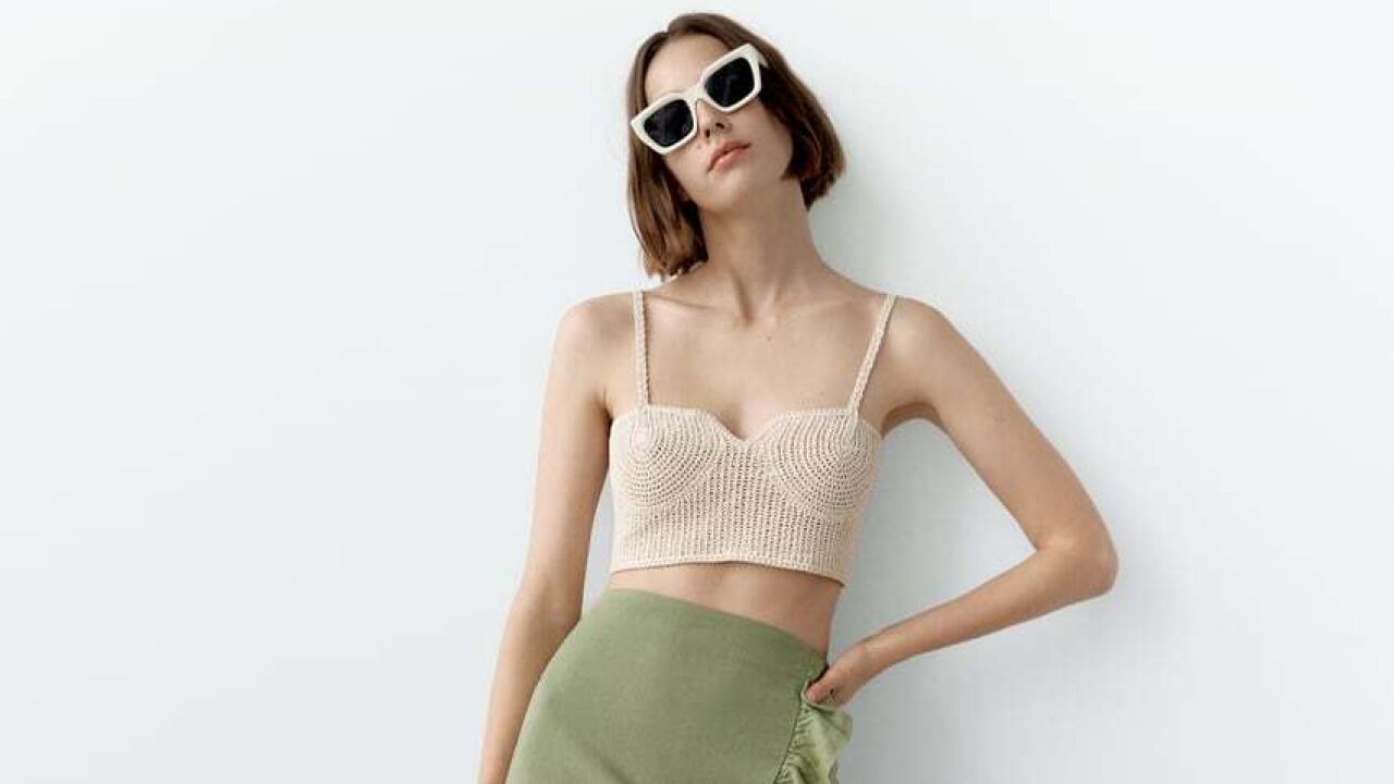 Con esta falda de volantes de Zara nos vamos a disfrutar de los últimos días de la Feria de Abril con el máximo estilo y alpargatas de cuña