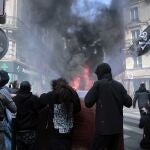 Radicales incendian mobiliario urbano en París durante la manifestación del 1 de mayo