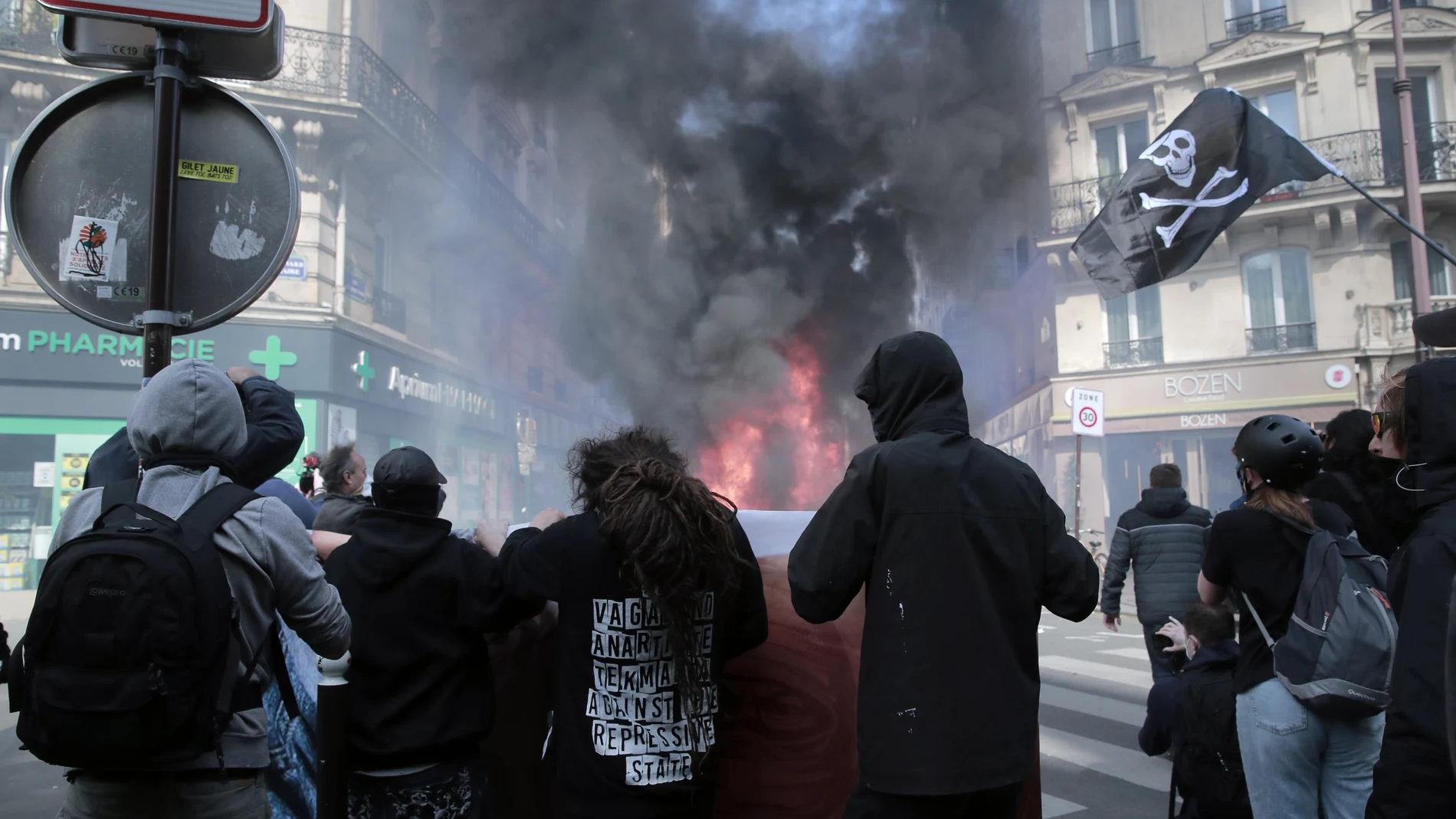 Radicales incendian mobiliario urbano en París durante la manifestación del 1 de mayo